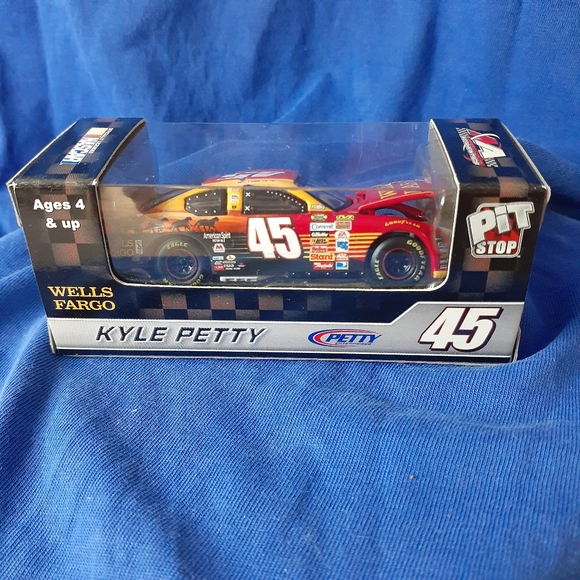💯RARE Nascar 2007 #45 Wells Fargo Car Kyle Petty 1:64 Pit Stop $12.50 🇨🇦 Ship - Picture 3 of 16